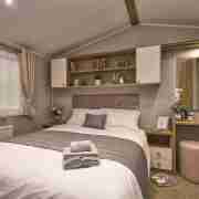 main bedroom - kingsize bed