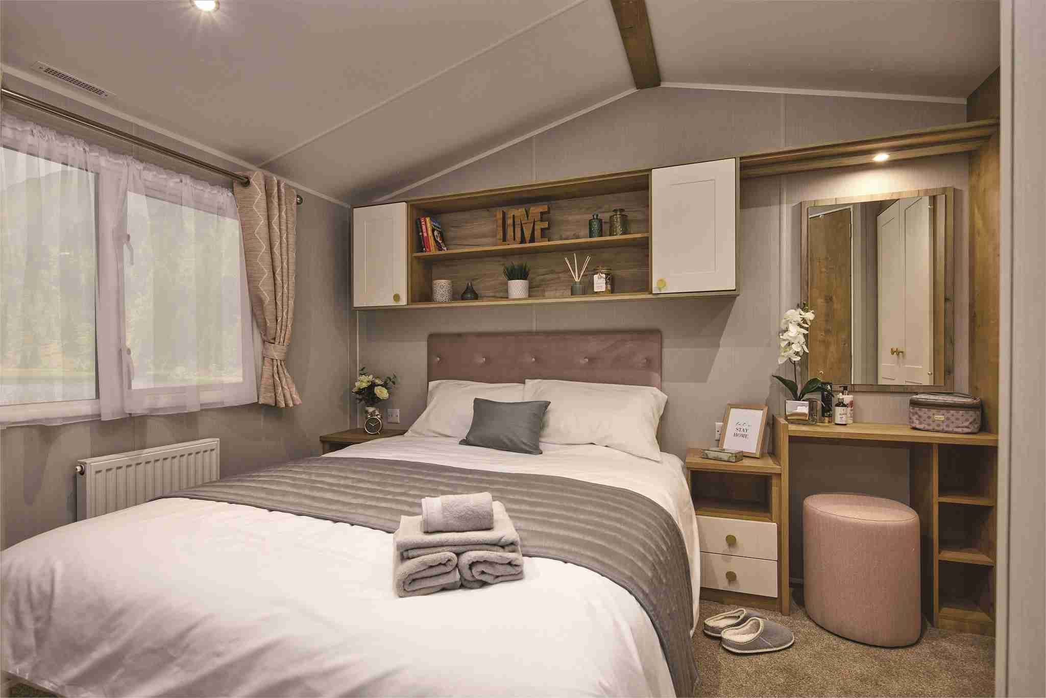 main bedroom - kingsize bed